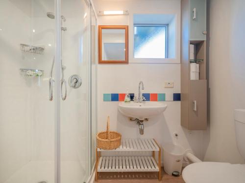 Ένα μπάνιο στο Hahei Kiwi Bach - Hahei Holiday Home