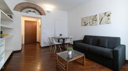 un soggiorno con divano e tavolo di Italianway-Giulio Romano a Milano