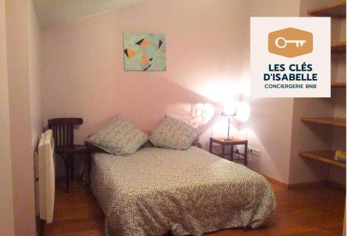 ein Schlafzimmer mit einem Bett und einem Bild an der Wand in der Unterkunft Maison entière feytiat in Feytiat