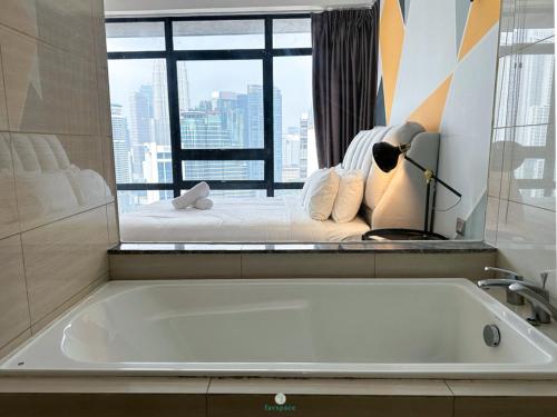 Phòng tắm tại Stunning KLCC house view - Parking & Wi-fi - 5 Pax