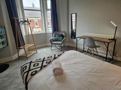 1 dormitorio con cama, escritorio y silla en West Beck House - Newcastle 4, en North Shields