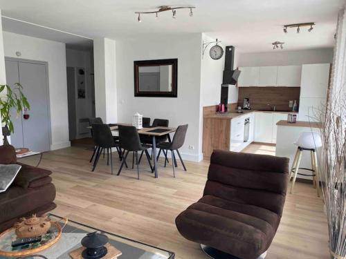 un salon avec un canapé et une table et une cuisine dans l'établissement Le Chasseur Alpin, à Albertville