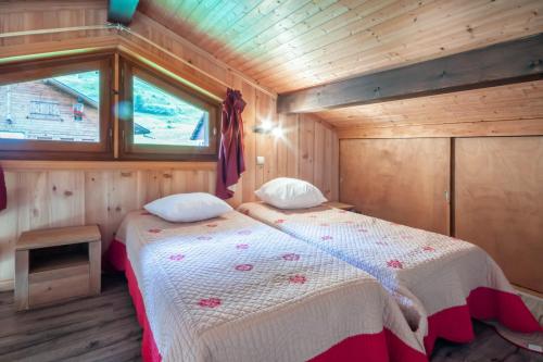 モルジヌにあるEfanle 3の木造キャビン内のベッド1台が備わるベッドルーム1室を利用します。