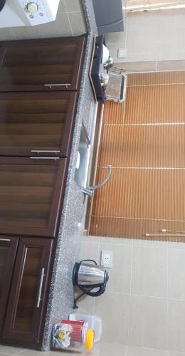een keuken met een schoonmaakmachine bij Golden hotel in Jerash
