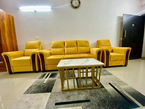 Posezení v ubytování 2 BHK AC Apartment