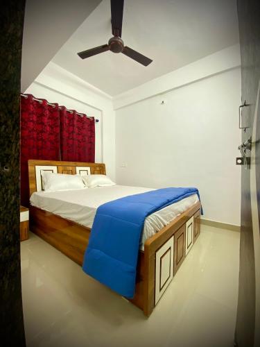 Ένα ή περισσότερα κρεβάτια σε δωμάτιο στο 2 BHK AC Apartment