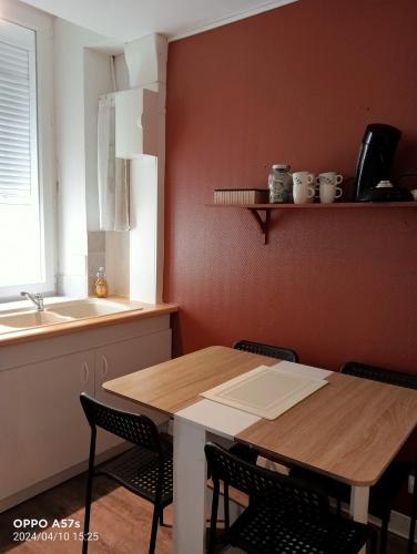 a kitchen with a table and chairs and a sink at Apparemment jacuzzi balnéo centre de Bordeaux in Bordeaux