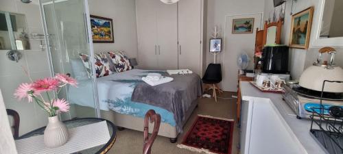 Schlafzimmer mit einem Bett und einer Badewanne in der Unterkunft VillaBell in Senekal