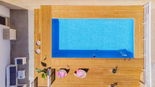 una gran piscina con 2 personas delante de ella en Villa Adele con Piscina Privata - Torre San Giovanni, en Torre San Giovanni