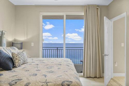 1 dormitorio con cama y vistas al océano en Beachfront Oasis at Splash Resort and Condos en Panama City Beach