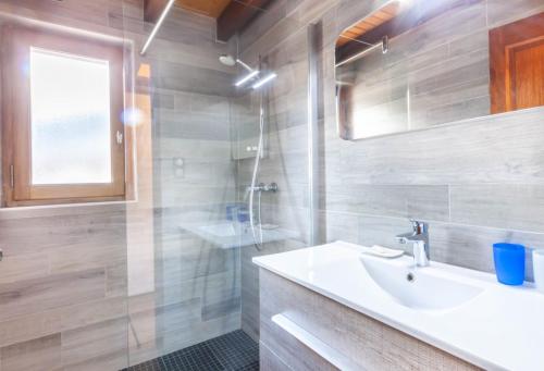 une salle de bain avec un lavabo et une douche dans l'établissement Efanle 2, à Morzine