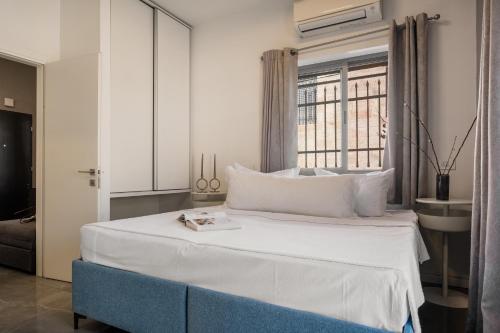 1 dormitorio con 1 cama grande y espejo en dining room, bedroom and balcony, en Jerusalén