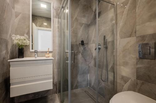 een badkamer met een douche, een toilet en een wastafel bij dining room, bedroom and balcony in Jeruzalem