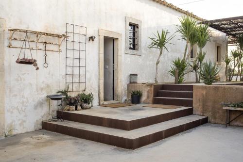 a set of stairs outside of a house with plants at Casa Balat in Noto