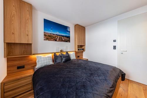 - une chambre avec un grand lit dans l'établissement J N Appartement Spritzenhaus, à Sarentino