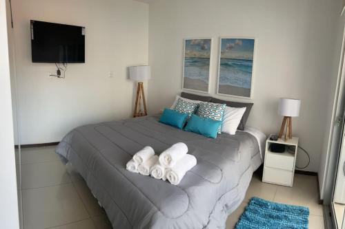 - une chambre avec un grand lit et des serviettes dans l'établissement Amplio y Super Equipado Studio en Villa Morra, à Asuncion