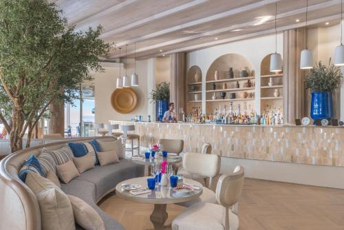 a living room with a couch and a bar at Sofitel Bahrain Zallaq Thalassa Sea & Spa in Manama