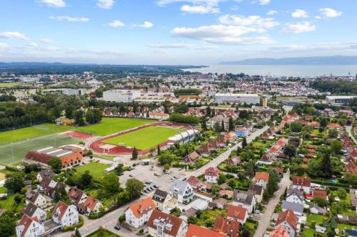 una vista aérea de una ciudad con un parque en Kleine Auszeit, en Friedrichshafen