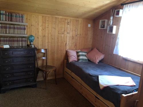 sypialnia z łóżkiem i komodą w kabinie w obiekcie Chalet Mex 15 w mieście Saint-Maurice