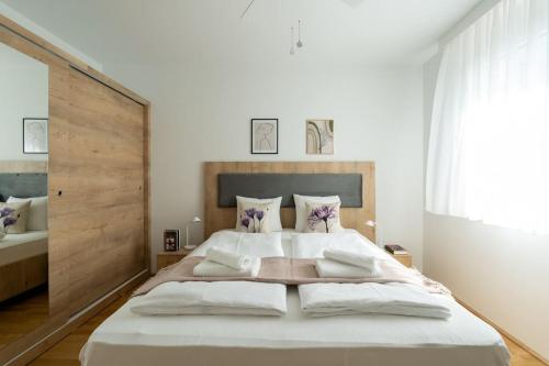 1BR with Balcony, Urban Style by HM