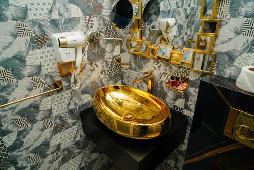 baño con fregadero de oro en una encimera en Great Holiday Apart-Hotel & Penthouse, en Agadir