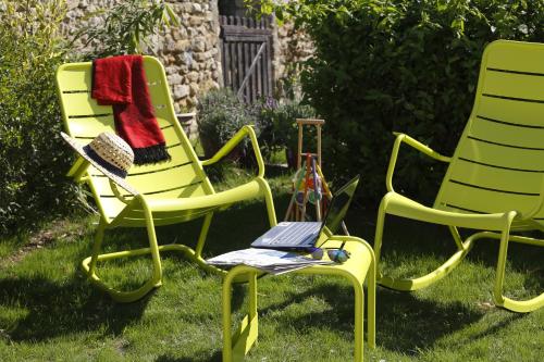 two green lawn chairs and a laptop on a table at Auberge du Bon Laboureur Chenonceaux in Chenonceaux