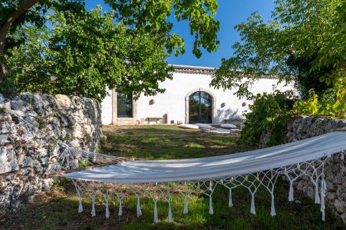 a hammock in the yard of a house at Casa Balat in Noto