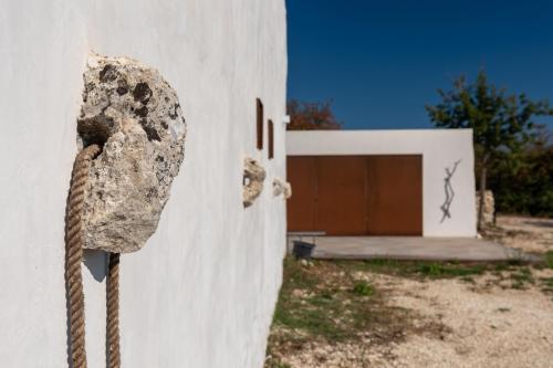 a rope hooked up to a building with a door at Casa Balat in Noto