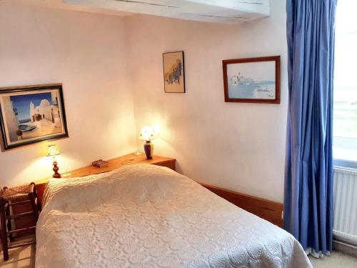 1 dormitorio con cama y ventana en Villa de 5 chambres avec piscine privee jacuzzi et jardin amenage a Saint Paul de Varax, en Saint-Paul-de-Varax