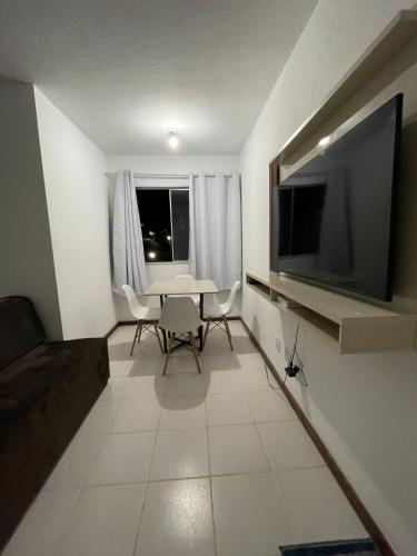 a small living room with a table and a television at Apartamento aconchegante 2 in Jequié