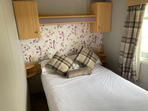 Postel nebo postele na pokoji v ubytování Inglenook Caravan