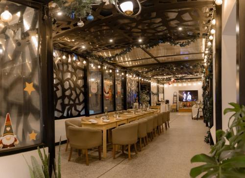 a long dining room with a long table and chairs at Hotel Cipriani in Tarma