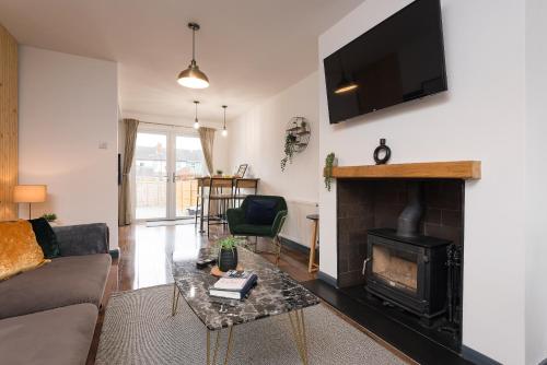 sala de estar con sofá y chimenea en Superb Beverley 3 Bedroom House with Private Parking and Garden - The Nicholson, en Beverley