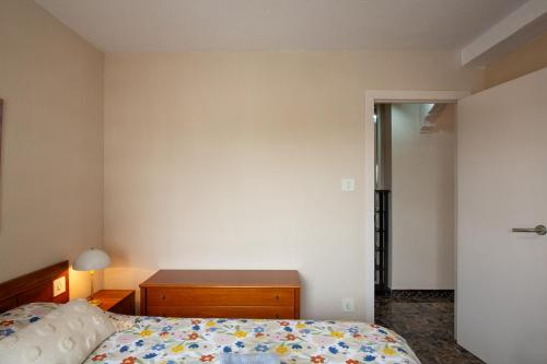 Katil atau katil-katil dalam bilik di Apartamento en complejo residencial con piscina y garaje a 100m del mar