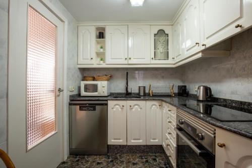 Dapur atau dapur kecil di Apartamento en complejo residencial con piscina y garaje a 100m del mar