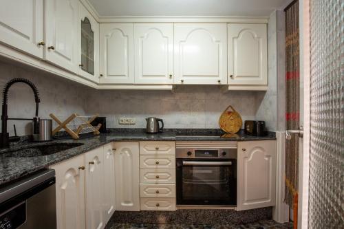 Dapur atau dapur kecil di Apartamento en complejo residencial con piscina y garaje a 100m del mar