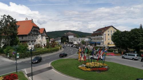 a city street with a roundabout in the middle of a town at Haus der Geschenke - Carinthia in Velden am Wörthersee