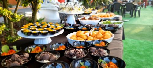 een buffet van eten op een tafel met kommen eten bij Hotel Motel Visconteo in Binasco