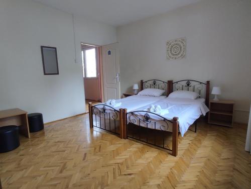 Una cama o camas en una habitación de Apartmani Bon Bons