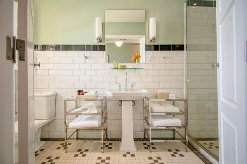 uma casa de banho com um lavatório e um WC em Fera Palace Hotel em Salvador
