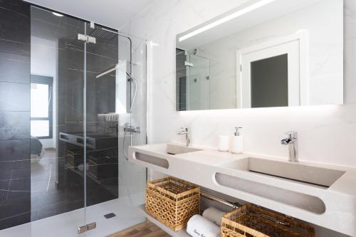 W łazience znajduje się umywalka i prysznic. w obiekcie Sunny island atico cruz w mieście San Andrés