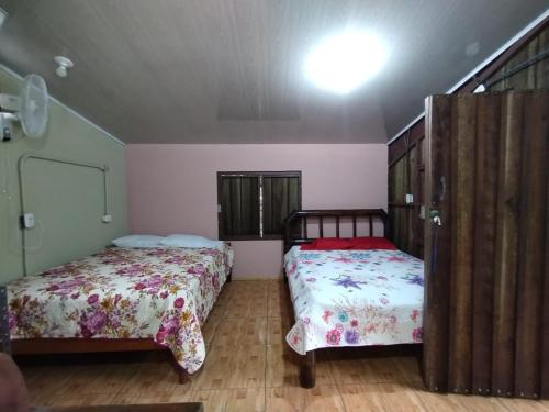 1 Schlafzimmer mit 2 Betten und einem Spiegel in der Unterkunft Cabaña con piscina in Venecia