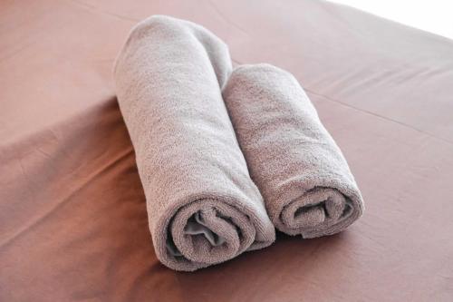 dos toallas enrolladas sobre una mesa en Orsiida Family apartment Volos en Volos