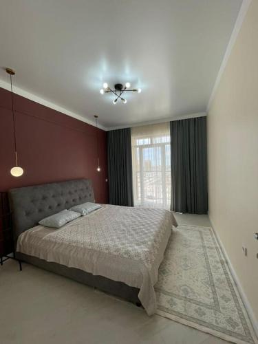 um quarto com uma cama e uma ventoinha de tecto em Нурсултан-сити em Astana