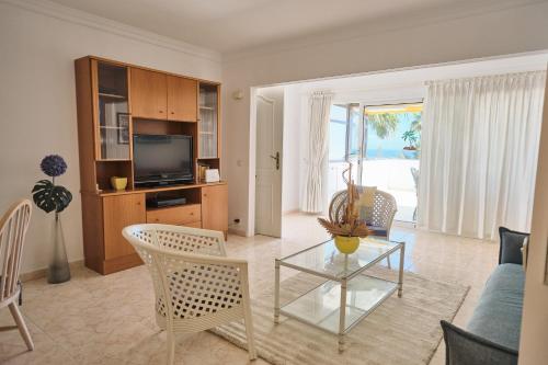 Lovely Apartment in San Agustín: Steps Away from Playa Del Inglés and Maspalomas!