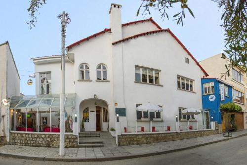 a white building on the corner of a street at Casa Fusion Hotel Boutique in La Paz