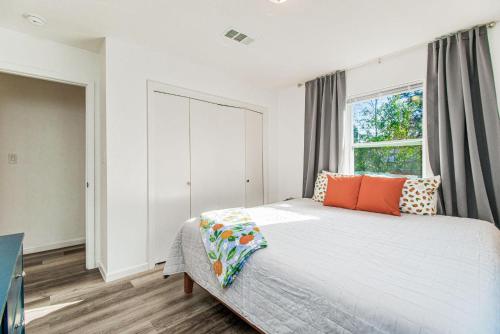 Un dormitorio con una cama grande y una ventana en Orange Crush, en Pensacola