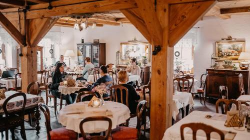 grupa ludzi siedzących przy stolikach w restauracji w obiekcie Stary Młyn w Brzeźnicy w mieście Brzeźnica