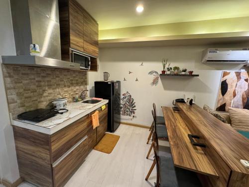 eine Küche mit einer Theke und einer Arbeitsplatte in der Unterkunft Azure Urban Resort - By Ground Zero One in Manila