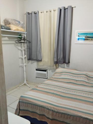 里約熱內盧的住宿－里約熱內盧一室公寓，一间卧室配有带条纹毯子的床
